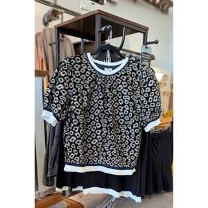 NEW VOY women's ruffled trim and hem metallic print top in black